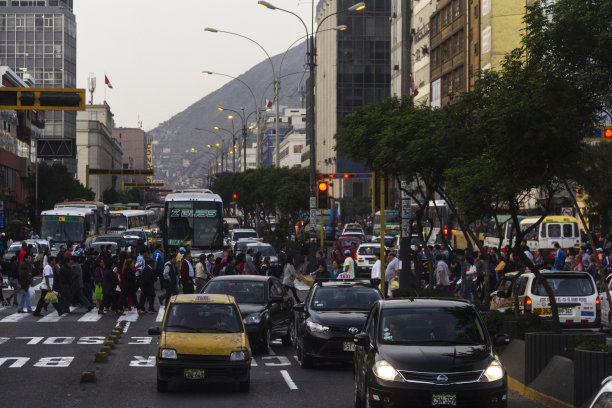世界卫生组织将拥有900多万人口的利马命名为拉丁美洲空气污染最严重的城市，原因是老化的车队。图片下载