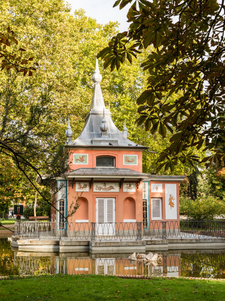 西班牙马德里雷蒂罗公共公园的La Casita del Pescador图片下载