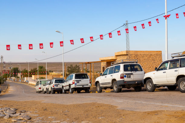 在撒哈拉沙漠的吉普车游猎图片下载