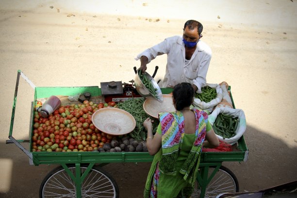 新冠肺炎期间的蔬菜小贩图片下载
