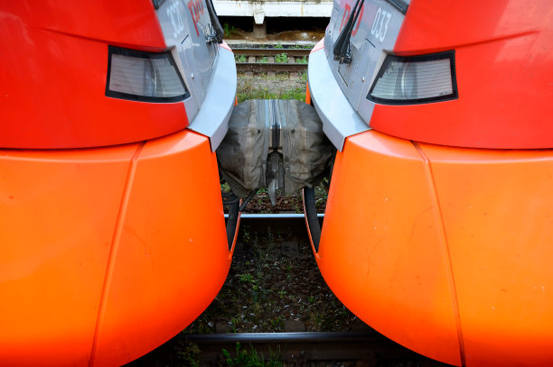 ES2G-025和ES2G-033“燕子”直流动车组耦合图片下载