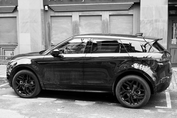 停在街道上的黑色路虎跨界车的侧面图图片下载