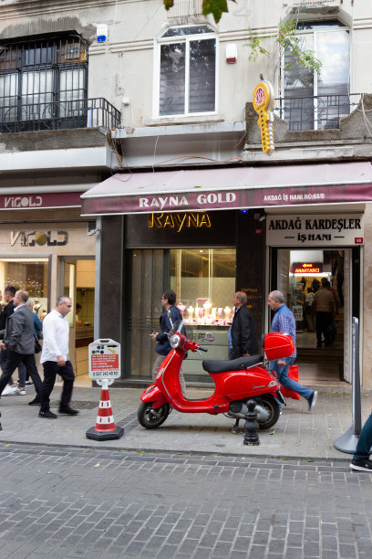 伊斯坦布尔街头的老式摩托车Vespa图片下载