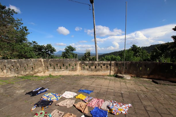 在西非多哥Kpalimé，彩色洗衣店在阳光下晒干。图片下载