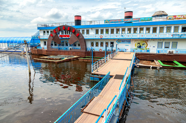 伏尔加河上的水上餐厅斯克里亚宾图片下载