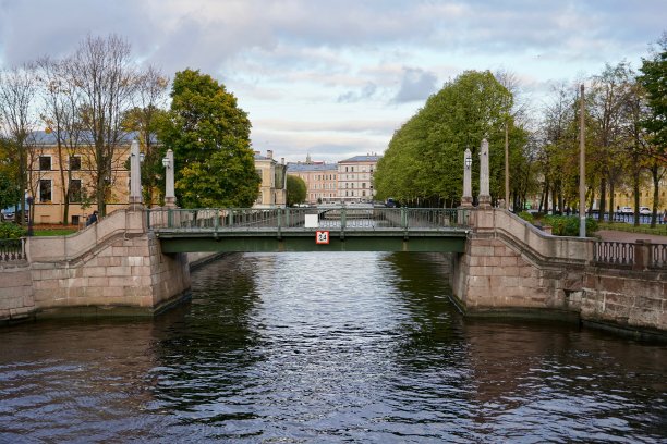 圣彼得堡，俄罗斯- 2020年11月圣彼得堡建筑，俄罗斯。人气铁桥，人气景点。Semimostye。在这里，梦想成真。彩色照片图片下载