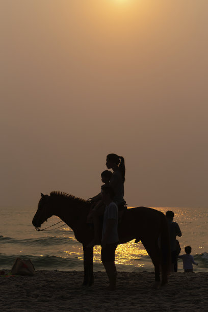 泰国华欣海滩的家庭早晨剪影照片——2021年3月14日;图片下载