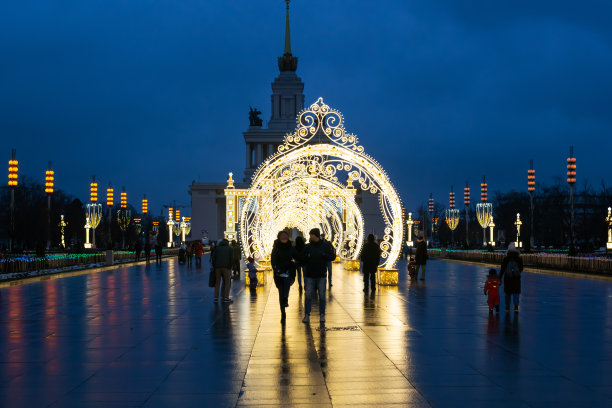 VDNKH公园的圣诞街道装饰，冬天，晚上的照片图片下载
