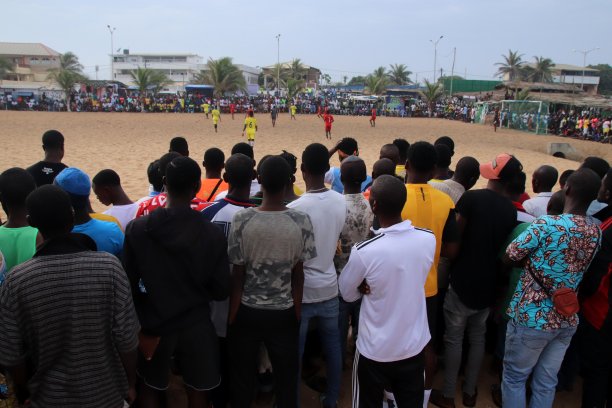 在西非多哥Lomé的公共海滩上，许多人在观看球类比赛。图片下载