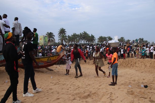 在西非多哥Lomé的公共海滩上，许多人在观看球类比赛。图片下载