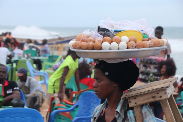 在西非多哥Lomé的海滩上，一名妇女头上顶着煮鸡蛋。图片下载
