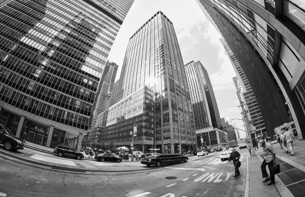 黑白鱼眼镜头照片的曼哈顿城市景观。图片下载