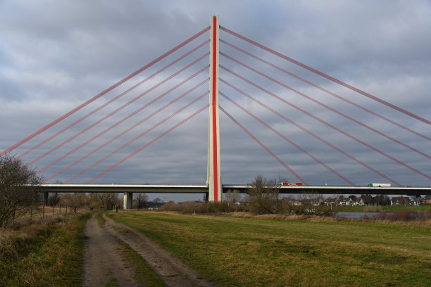弗莱赫桥，也被称为莱茵桥杜塞尔多夫-弗莱赫图片下载