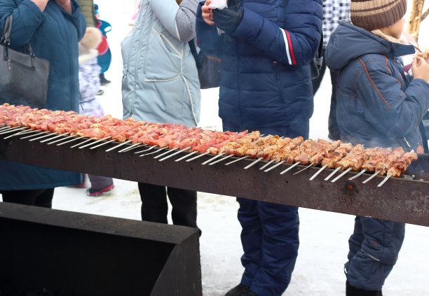 城市场景与新年和圣诞派对烧烤。在冬天的大街上抽烧烤。假期和周末在城市。家庭休闲图片下载