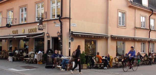 乌普萨拉镇户外餐厅在瑞典欧洲，人们吃和喝在一个餐厅图片下载