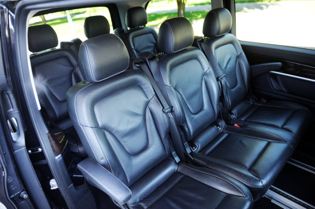 奔驰v级，豪华轿车黑色奔驰。在布雷斯特的停车场拍摄一辆现代汽车。图片下载