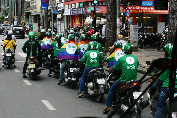 2020年10月30日，越南的出租车劫持了自行车司机图片下载