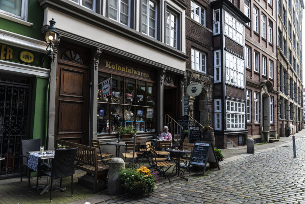德国汉堡，带有酒吧和餐厅露台的街道图片下载