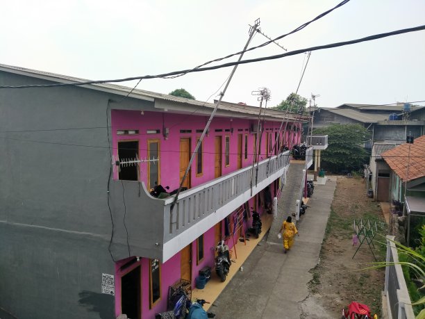 这层粉红色的房子是出租给居民的图片下载