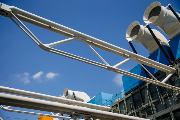 蓬皮杜中心的外部由伦佐·皮亚诺和理查德·罗杰斯设计，有暴露的管道和基础设施图片下载