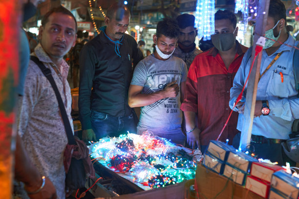 加尔各答街道上，一群人聚集在出售排灯节装饰灯的街道商店(大部分来自中国)附近图片下载