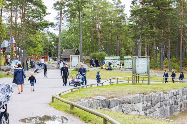 人们在户外公园在夏天的一天。欧洲。图片下载