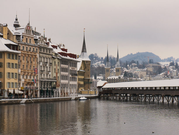 在卢塞恩老城的商业大厦和餐厅的Reuss河，“Kapellbrücke”(教堂桥)的一部分，在冬天下雪图片下载