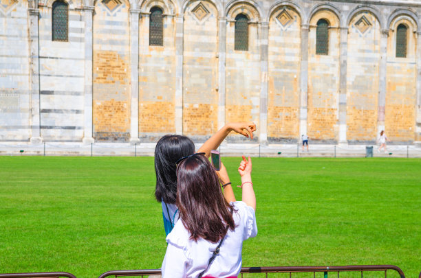 游客，亚洲中国人，日本女性女性女孩摆姿势，玩得开心，做刻板的照片图片下载