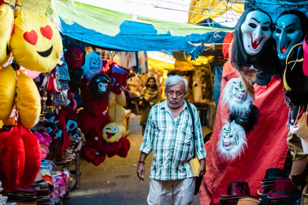 一名印度男子走过街市图片下载