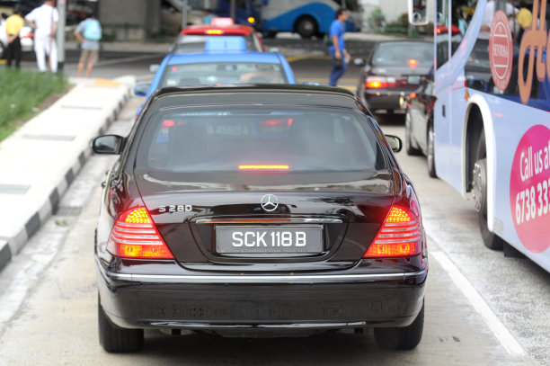 豪华轿车梅赛德斯-奔驰等着绿灯图片下载