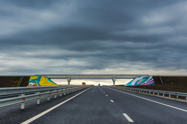 2020年11月3日在克里米亚建成的塔夫里达高速公路。图片下载