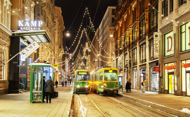 圣诞假期期间，芬兰赫尔辛基，Aleksanterinkatu中央大街图片下载