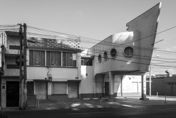 线性建筑混凝土结构在危地马拉城市区的清晨，缺乏维护，留恋过去。图片下载