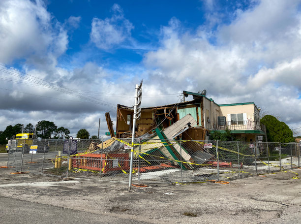 沙漠旅馆的酒吧和餐厅周围有栅栏因为一辆半卡车不小心撞到了前面。图片下载