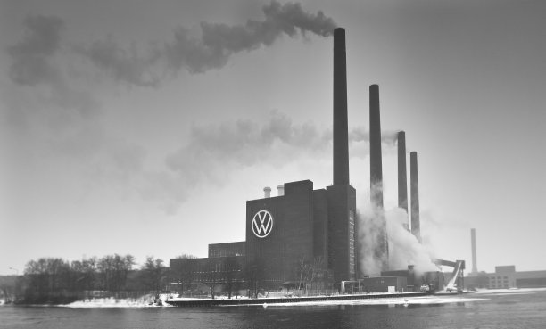 大众工厂有冒烟和冒蒸汽的烟囱，用于生产大众品牌汽车。图片下载