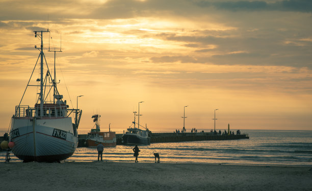 Loekken市海滩上的渔船图片下载