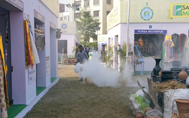 在加尔各答纽顿举行的Saras Mela游乐场，消毒工作正在进行中图片下载
