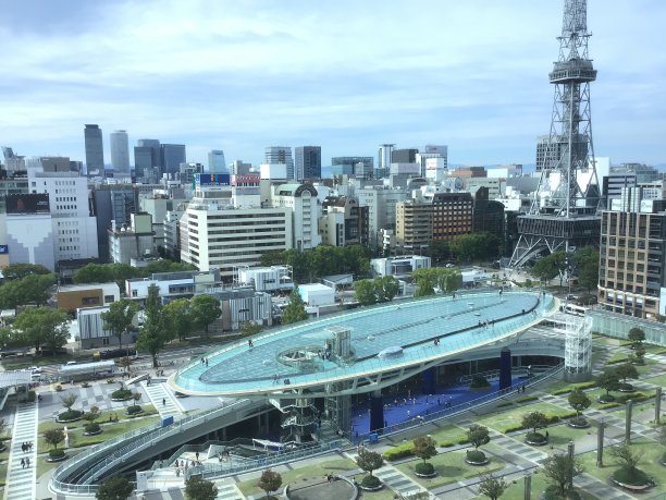 名古屋市Oasis21和名古屋电视塔的城市景观图片下载