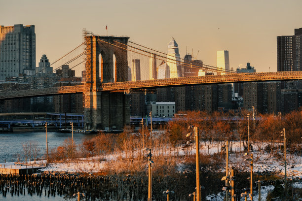美国纽约市- 2020年12月17日:冬季日落暴风雪袭击纽约布鲁克林高地图片下载