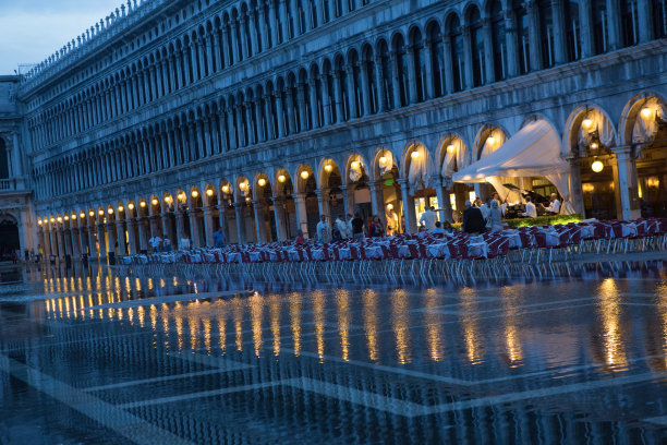 日落时分，洪水侵入圣马可广场一家餐厅的空座位区。这个城市近年来发生了多次洪水。图片下载