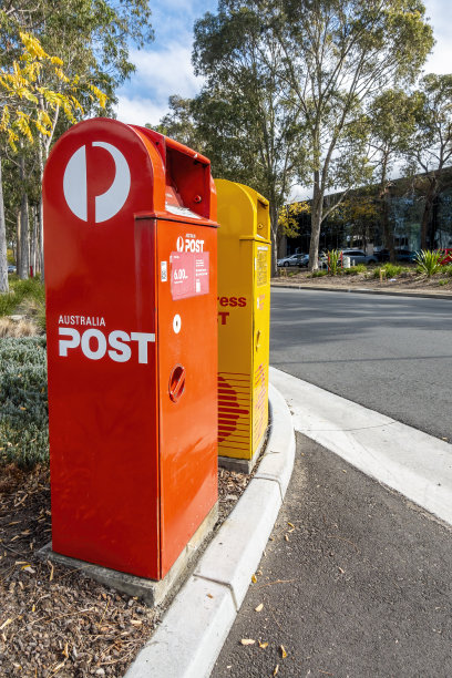 澳大利亚邮政(红色)和邮政快递(黄色)的箱子图片下载