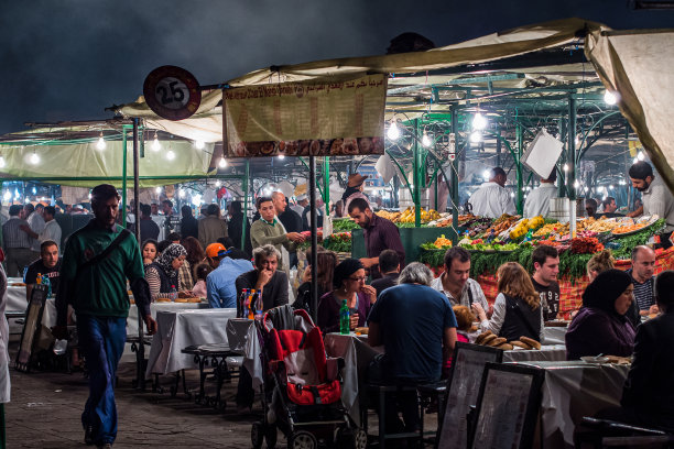 摩洛哥马拉喀什Jemaa el Fna市场广场和库图比亚清真寺图片下载