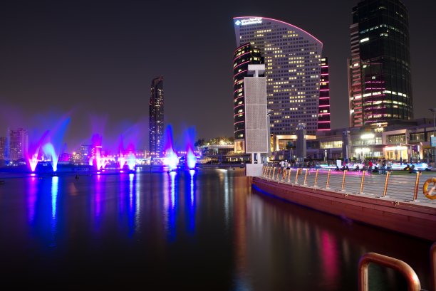 阿联酋迪拜节日购物中心户外活动及IMAGIN灯光秀和喷泉图片下载
