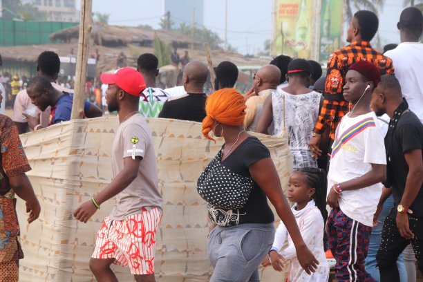 在西非多哥Lomé的公共海滩上，许多人在观看球类比赛。图片下载