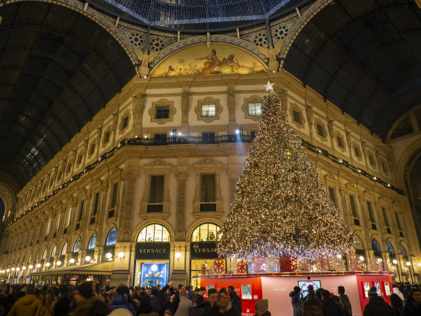 米兰,意大利。著名的维托里奥·埃马努埃莱二世购物中心是米兰的主要地标之一。圣诞节的时间。人群和游客。圣诞彩灯和装饰品图片下载