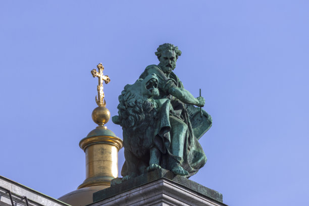 圣彼得堡圣以撒大教堂屋顶上的青铜雕塑。图片下载