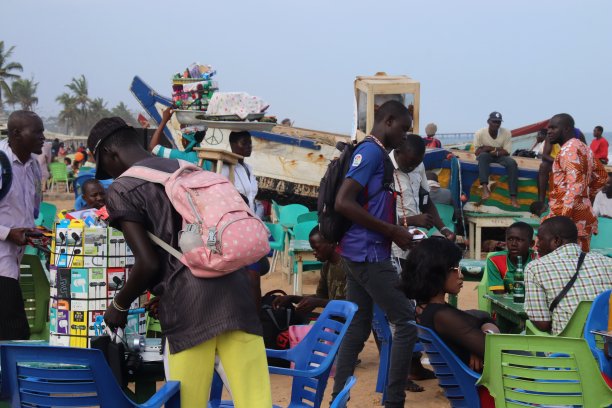 海滩小贩头上顶着各种各样的商品，Lomé，多哥，西非。图片下载