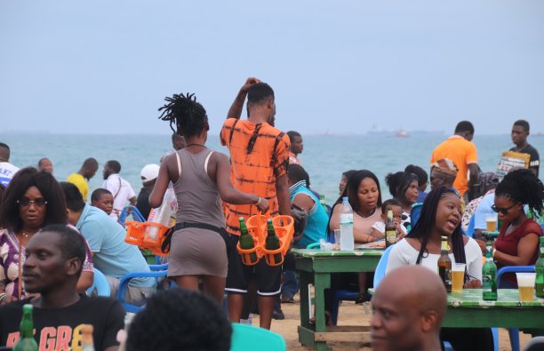 西非多哥Lomé公共海滩餐厅。图片下载