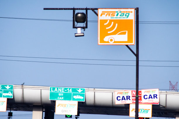 一个收费站附近的“快速标签”(Fast Tag)标志显示了基于无现金RFID的FASTag支付系统，该系统是印度国家高速公路管理局强制性规定的，以加快支付速度，减少高速公路拥堵图片下载