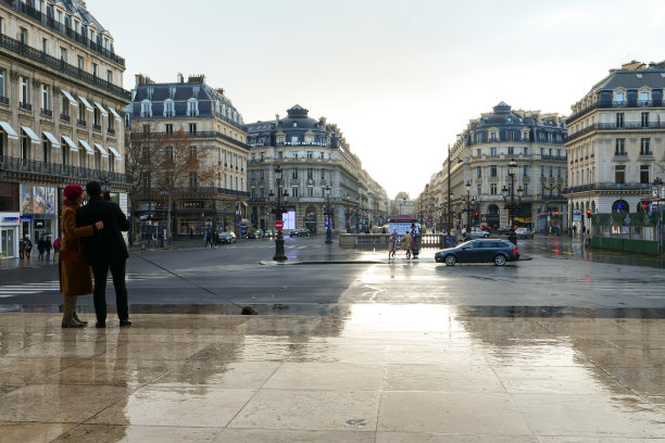 人们在城市中使用科技。图片下载